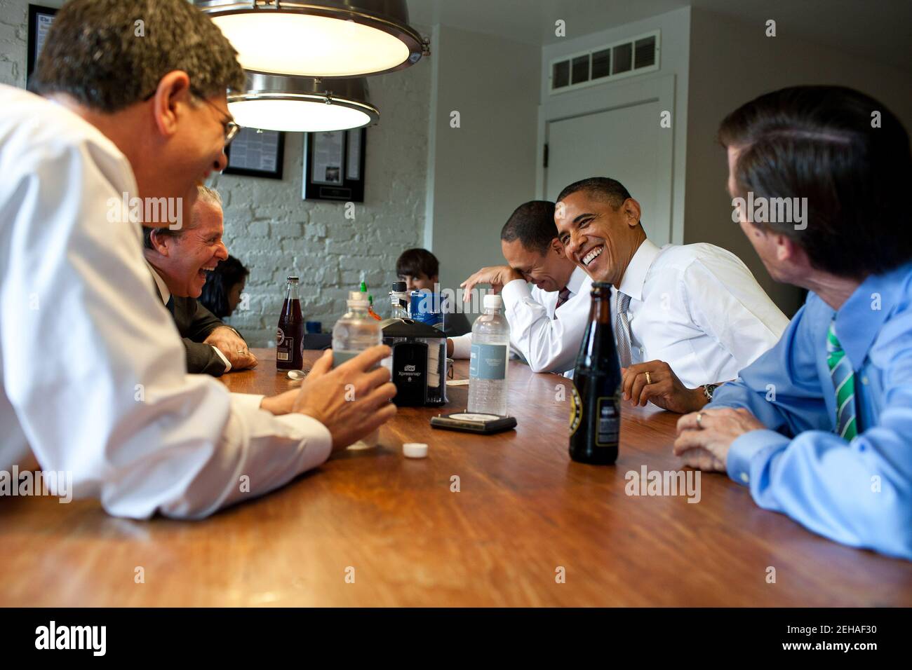 Präsident Barack Obama hat Mittagessen bei Good Stuff Eatery in Washington, D.C., mit Mitarbeitern, die an den Schuldenverhandlungen gearbeitet, 3. August 2011. Von links sind: Office of Management and Budget Director Jack Lew; National Economic Council Director Gene Sperling; Rob Nabors, Assistant to the President for Legislative Affairs; und Bruce Reed, Chief of Staff to the Vice President. Stockfoto