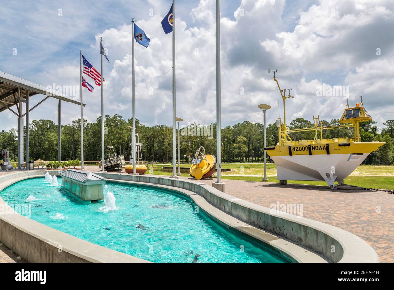 Wetterbojen neben dem Brunnen am Eingang zum Infinity Science Center im John C. Stennis Space Center in Hamock County Mississippi Stockfoto