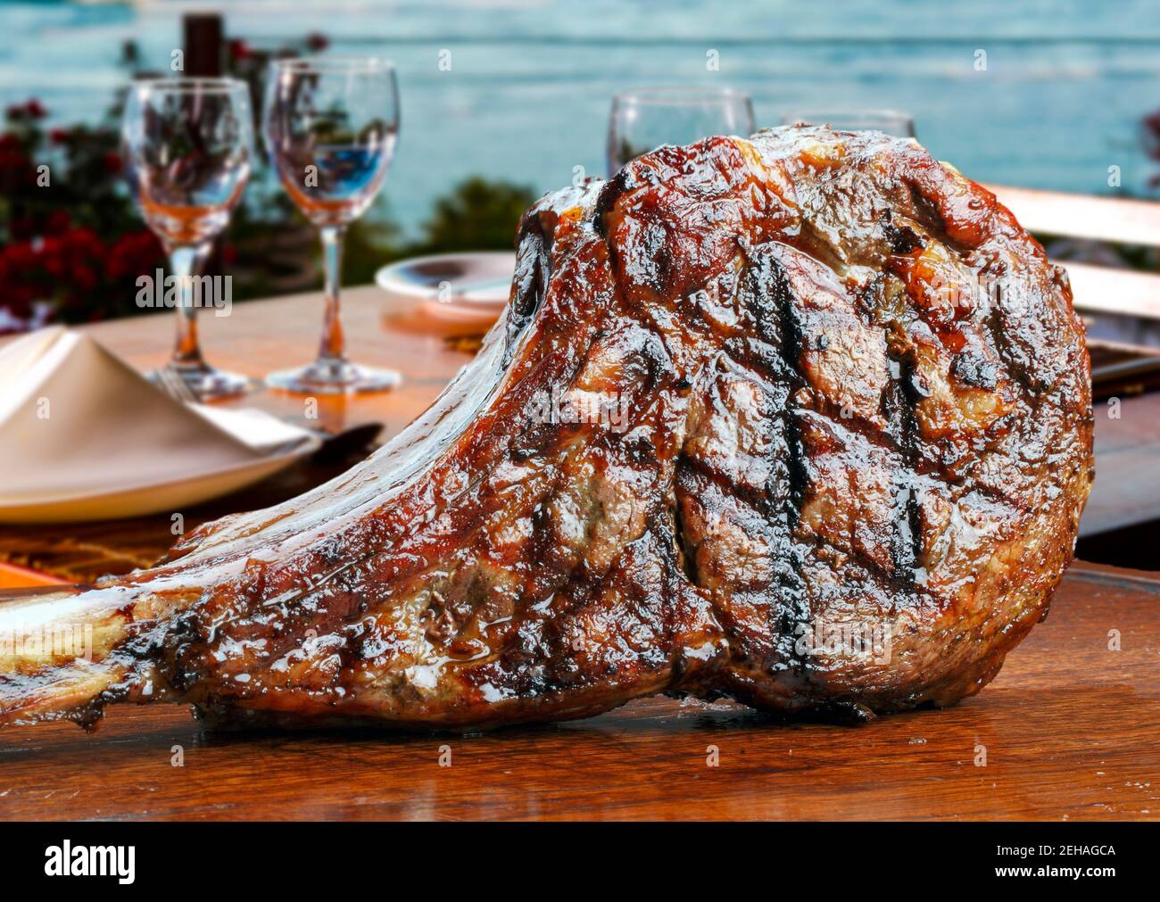 Frisch gegrillte Tomahawk-Steaks, Grillgerichte Stockfoto