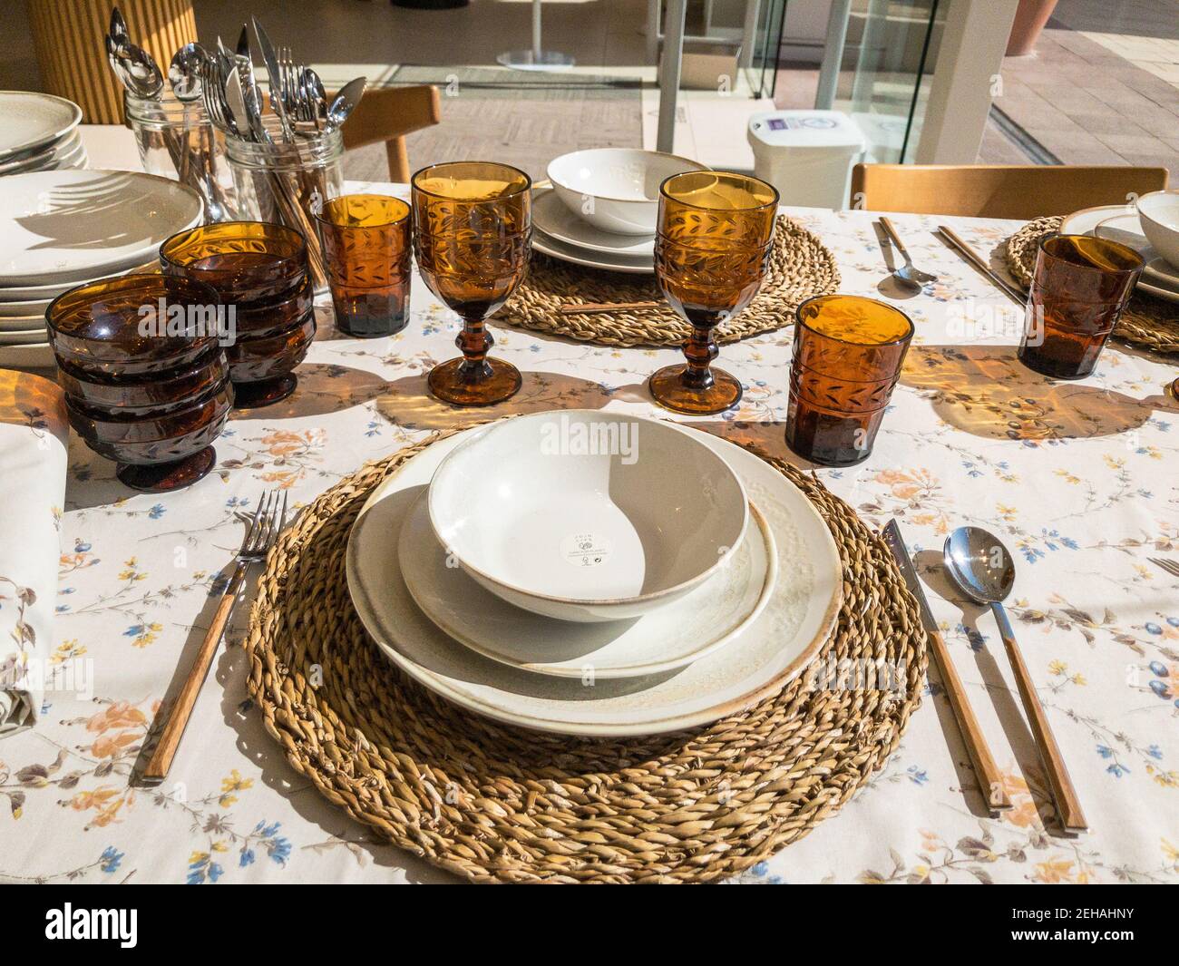 Draufsicht zum Aufstellen des Tisches mit Vintage-Keramikgeschirr Auf floralem Muster Geschirr sonnigen Tag Stockfoto