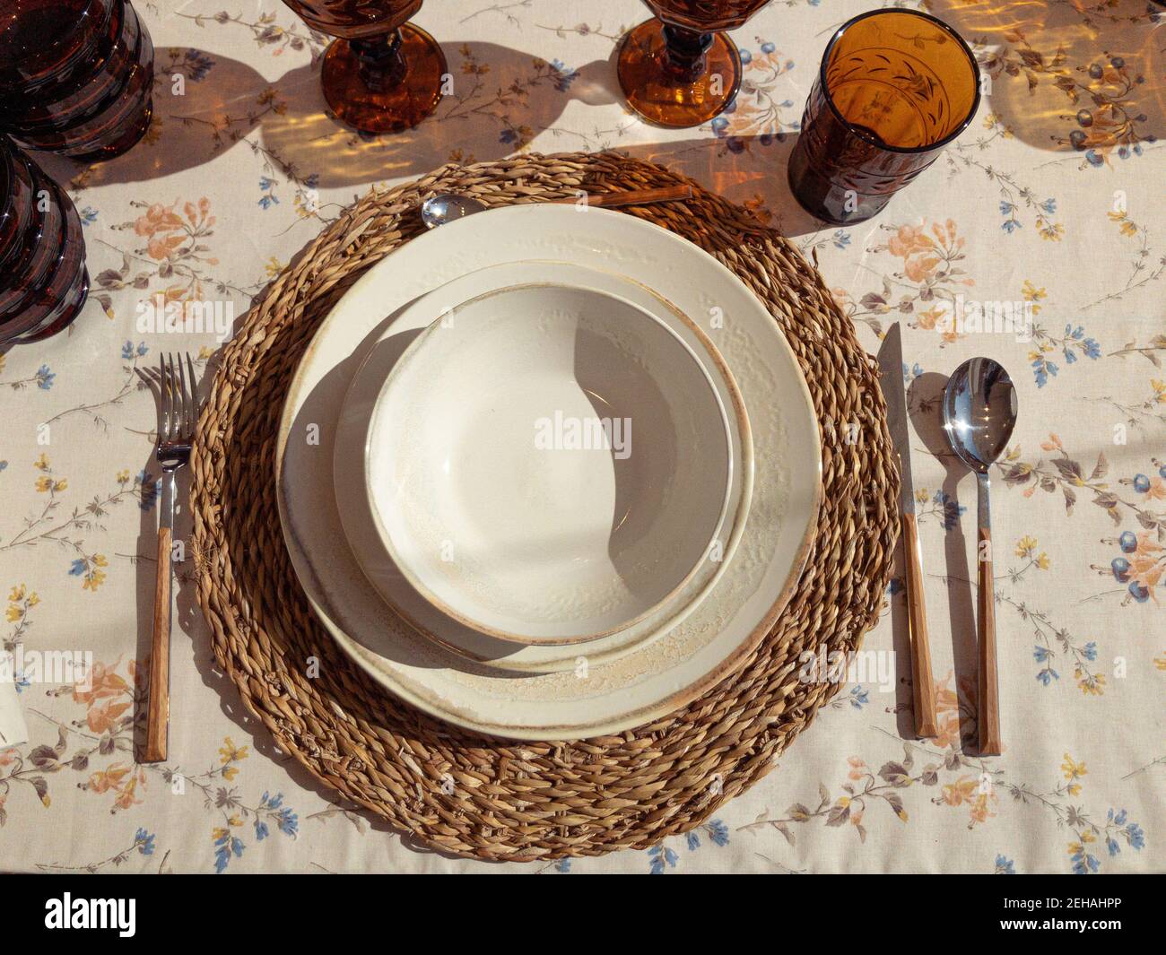 Draufsicht zum Aufstellen des Tisches mit Vintage-Keramikgeschirr Auf floralem Muster Geschirr sonnigen Tag Stockfoto