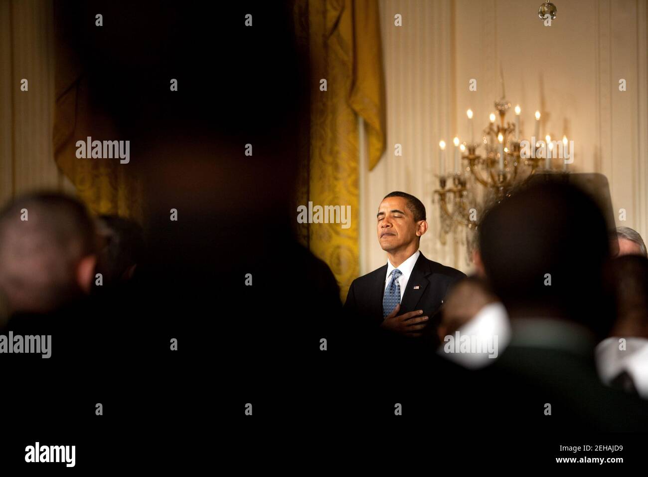 Präsident Barack Obama während des Spiels der Nationalhymne bei einer Einbürgerungszeremonie im Ostsaal des Weißen Hauses Freitag, 1. Mai 2009. Stockfoto