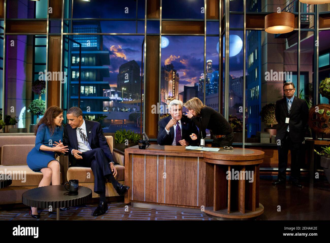 Präsident Barack Obama spricht mit dem Co-Produzenten Michele Tasoff während einer Pause bei der Aufnahme von „The Tonight Show with Jay Leno“ in den NBC Studios in Burbank, Kalifornien, 25. Oktober 2011. Stockfoto