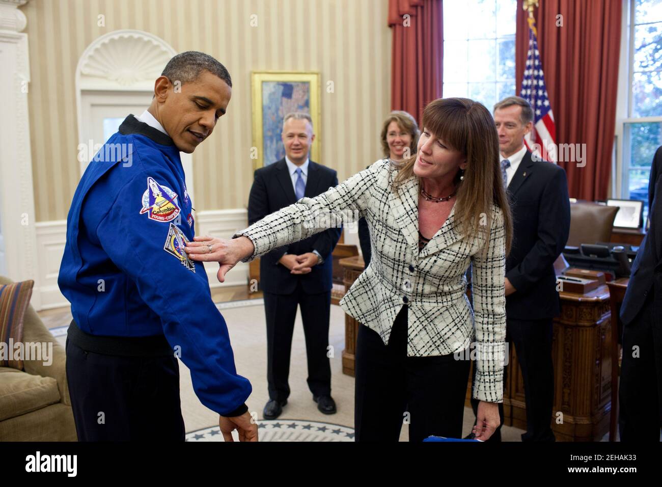 Janet Kavandi, Director of Flight Crew Operations am Johnson Space Center, überreicht Präsident Obama bei einem Absetzen mit der Crew des Space Shuttle Atlantis im Oval Office, 1. November 2011, eine Jacke. Die Jacke verfügt über Patches aus mehreren vergangenen Space Shuttle Missionen. Im Hintergrund von links sind: Pilot Doug Hurley, Missionsspezialist Sandy Magnus, Kommandant Chris Ferguson und Missionsspezialist Rex Walheim zu sehen. Stockfoto