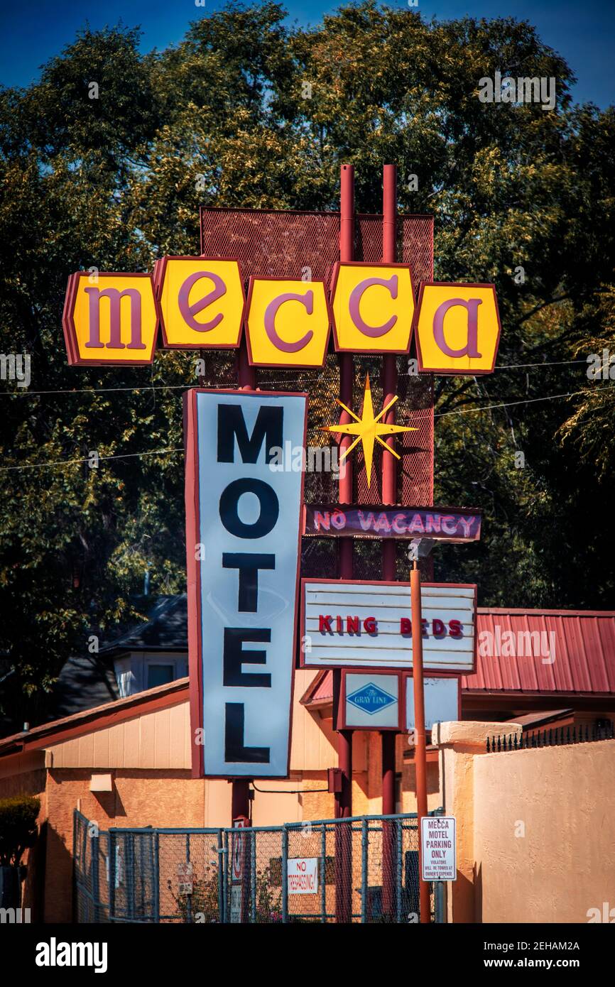 2018 09 19 colorado Springs USA Retro Vintage Hotel Schild, das sagt Kein Platz für Mekka Motel gegen grüne Bäume Stockfoto