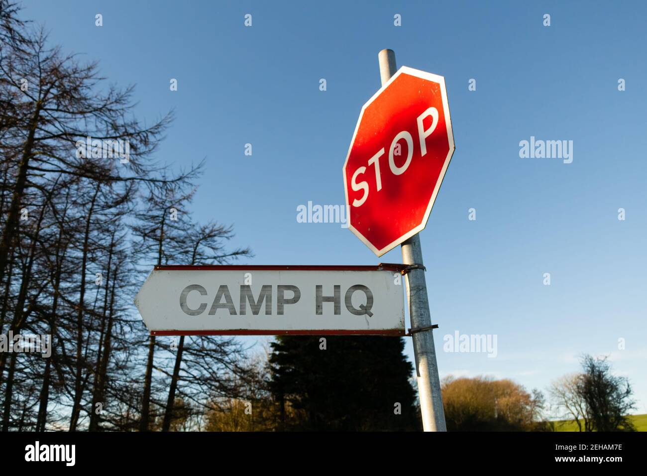 Stop, Military Camp Head Quarters (HQ) auf der linken Seite Schild Stockfoto