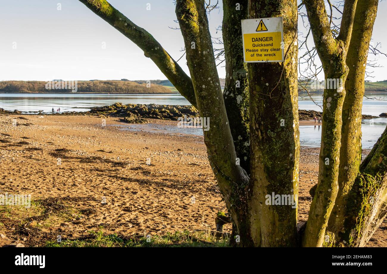 Gefahr Treibsand, bitte sagen Sie frei von dem Wrackschild auf einem Baum neben Dhoon Beach bei Kirkcudbright Stockfoto