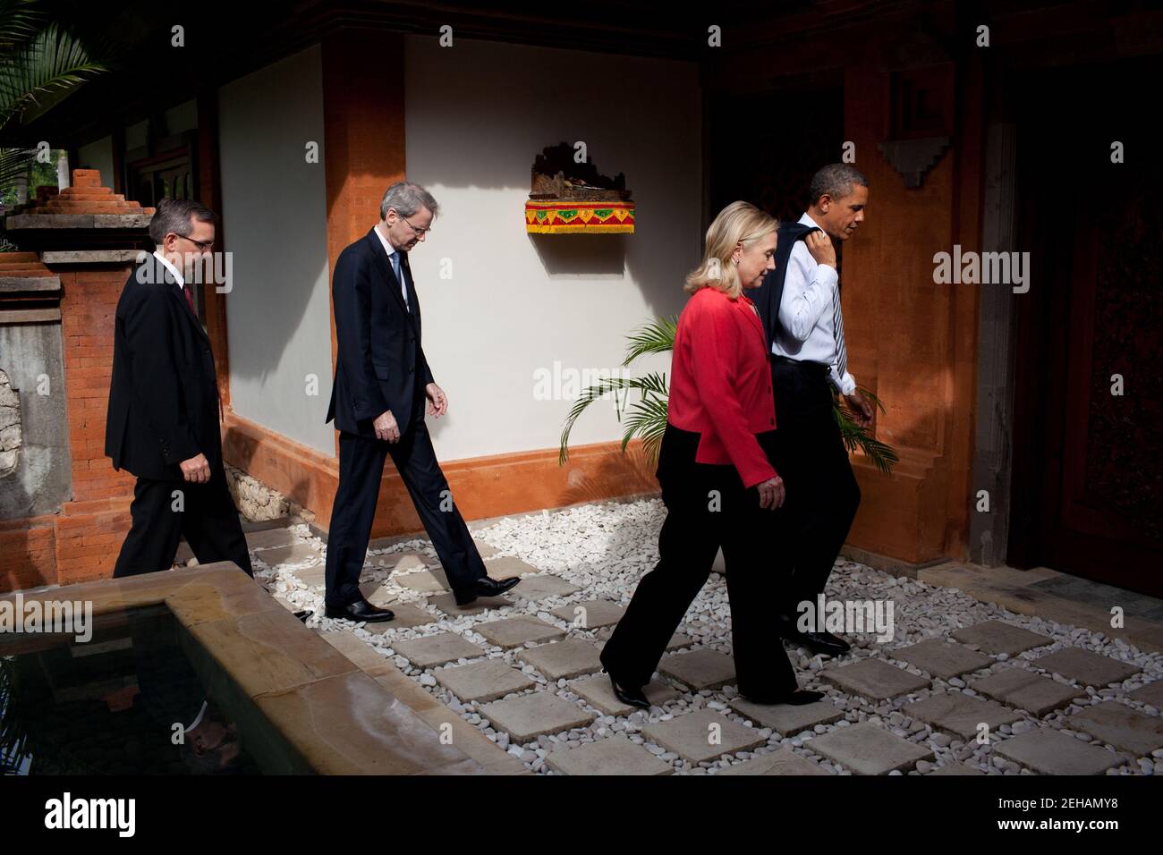 Präsident Barack Obama geht mit US-Außenministerin Hillary Rodham Clinton, Botschafter David Carden, US-Mission zur ASEAN und Botschafter in Indonesien Scot Marciel, während des ASEAN-Gipfels in Nusa Dua, Bali, Indonesien, 18. November 2011. Stockfoto