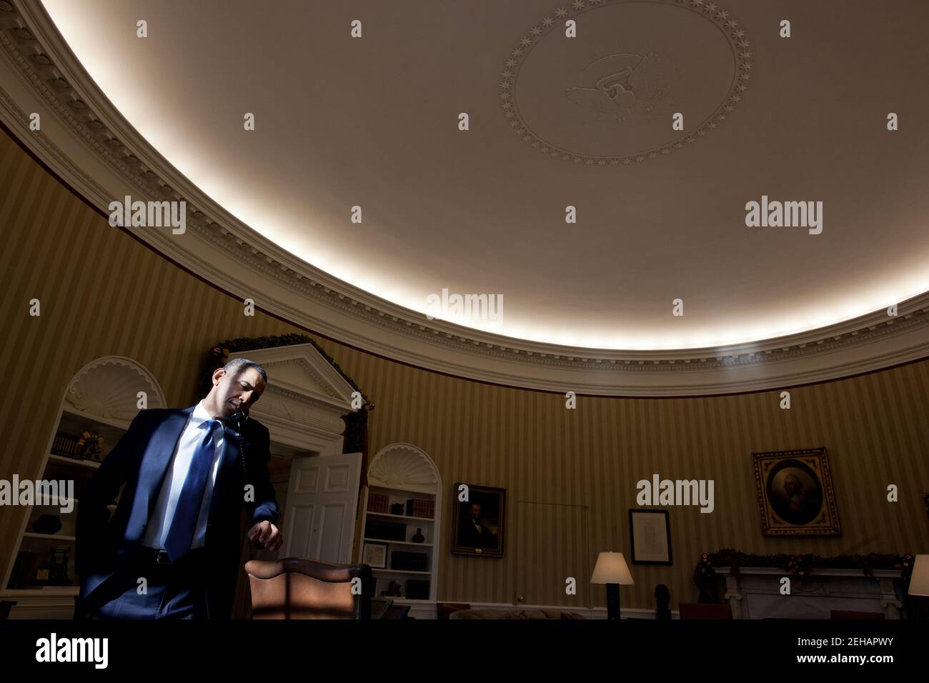 Präsident Barack Obama telefoniert im Oval Office am 19. Dezember 2011. Stockfoto