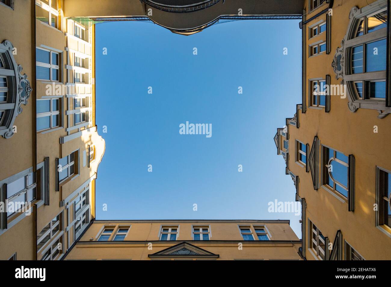 Breslau Januar 16 2020 Blick nach oben auf blauen Himmel gerahmt In alten Mietshausmauern wie in gut Stockfoto