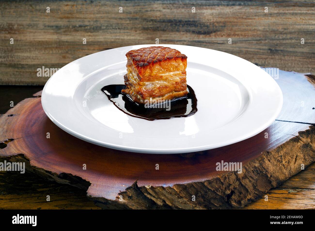 Gebratener Schweinebauch mit Soße Stockfoto