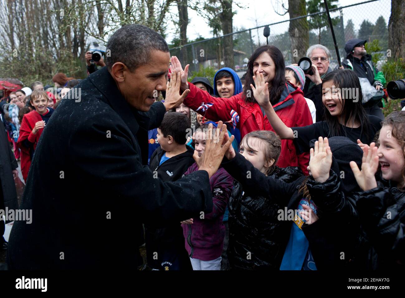 Präsident Barak Obama begrüßt Studenten der Medina Grundschule in Medina, Washington, 17. Februar 2012. Stockfoto