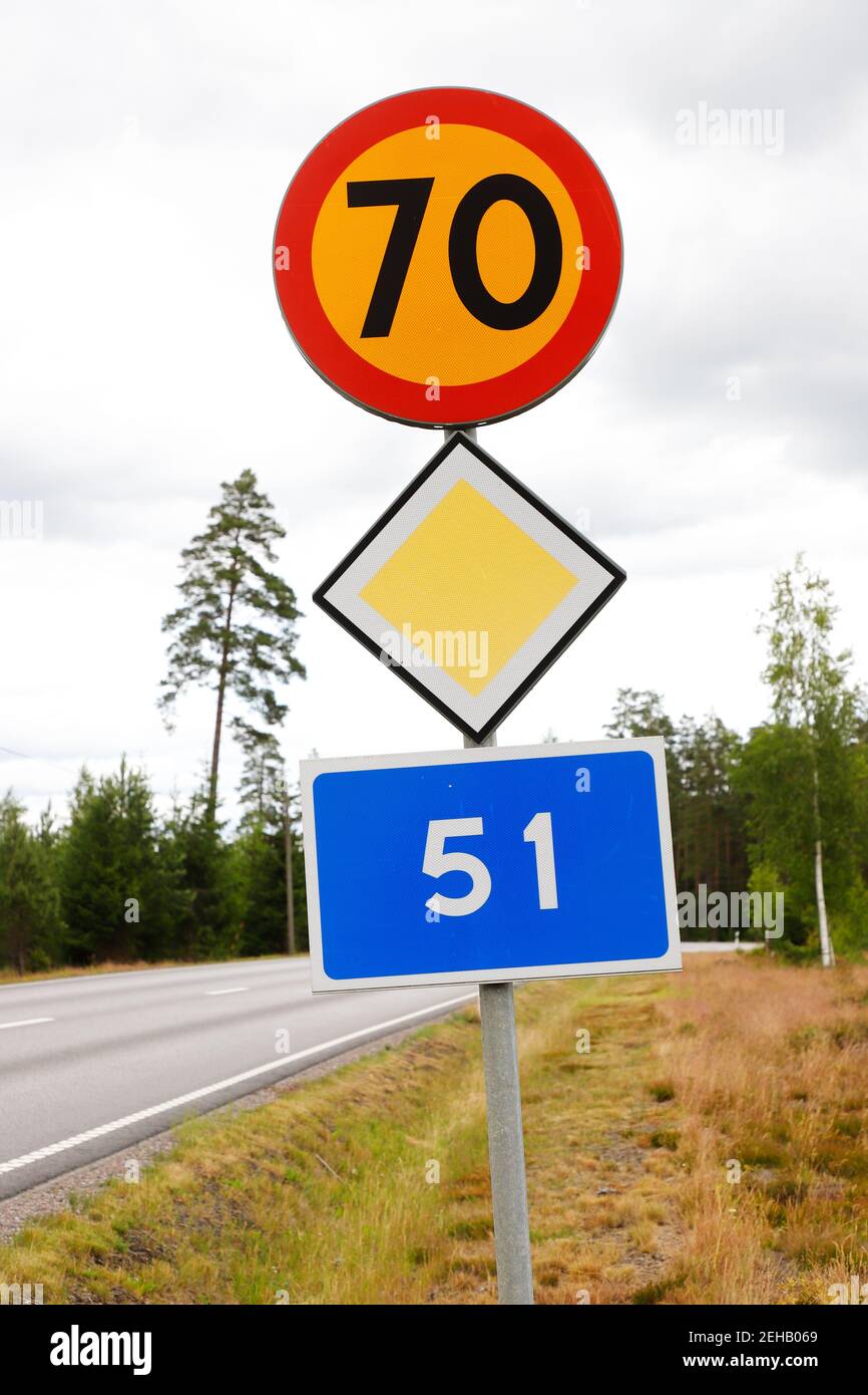 Schwedische Straßenschilder Geschwindigkeitsbegrenzung 70kmh, primäre Straße Nummer 51. Stockfoto