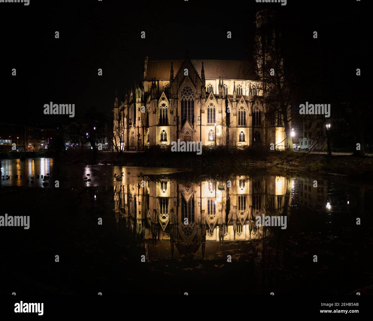 Spiegelung der Johanneskirche, Stuttgart im außergewöhnlich ruhigen Wasser des Feuersee. Deutschland, Stuttgart, 14. Januar 2021 Stockfoto