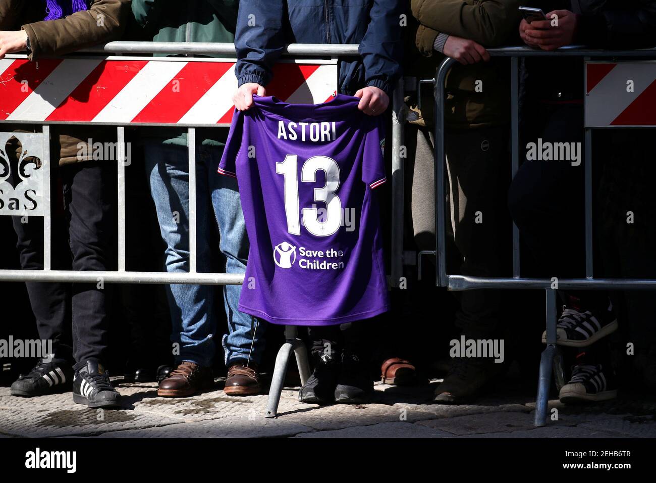 Fußball - Davide Astori Beerdigung - Santa Croce, Florenz, Italien - 8. März 2018 EINE Person hält ein Fiorentina-Hemd vor der Kirche während der Beerdigung REUTERS/Alessandro Bianchi Stockfoto