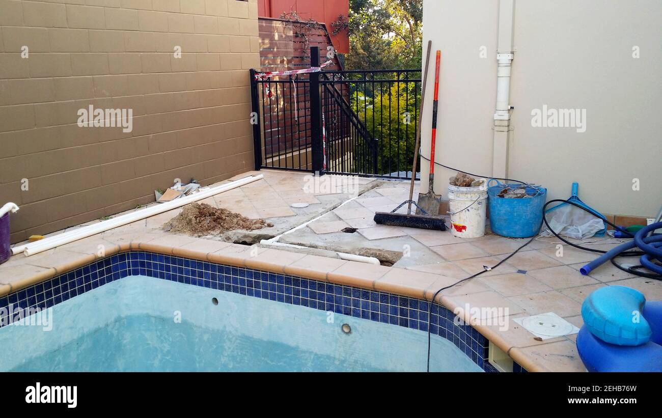 Schwimmbad im Reparaturbau mit Gefahrenhahn Stockfoto