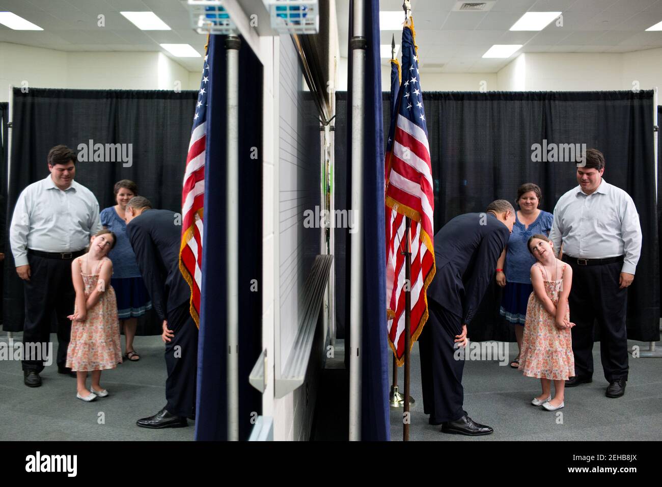 Präsident Barack Obama begrüßt Gäste vor einer Veranstaltung an der Oyster River High School in Durham, N.H., 25. Juni 2012. Stockfoto