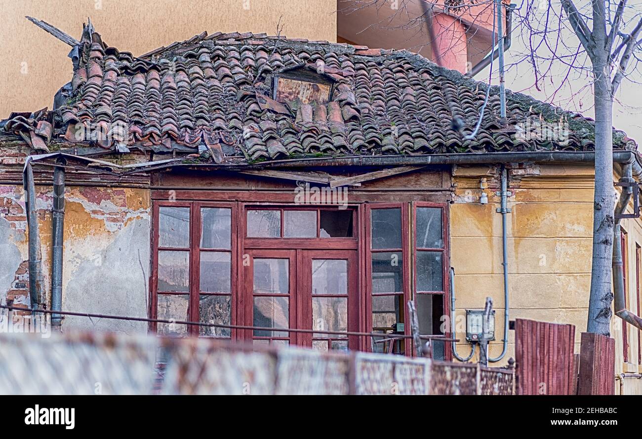 Verlassene Haus mit Ziegeldach in Craiova, Rumänien, EU. Stockfoto