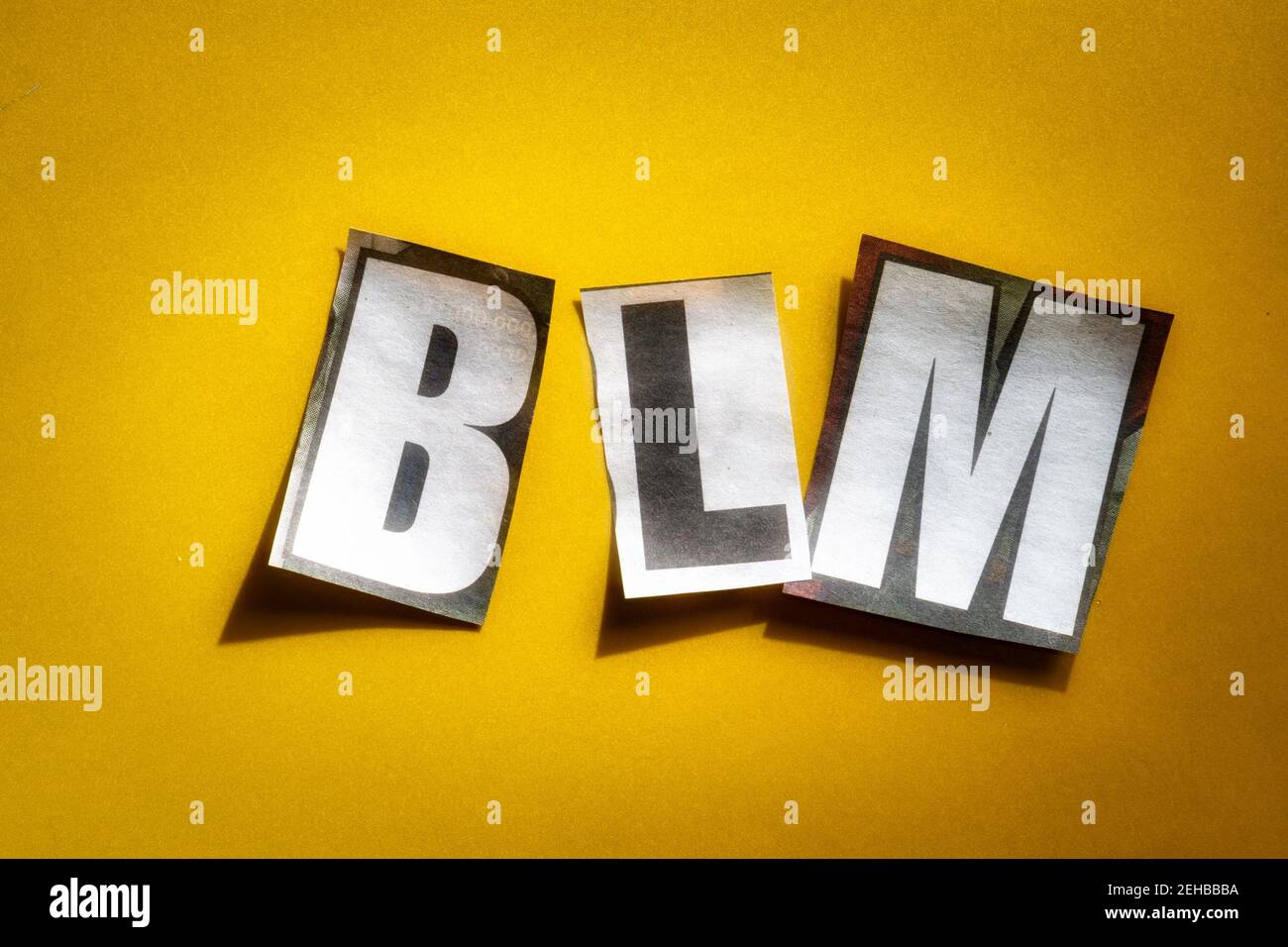 Die Buchstaben BLM für Schwarze Leben Materie mit ausgeschnittenem Papier Buchstaben in der Lösegeldforderung Wirkung Typografie Stockfoto