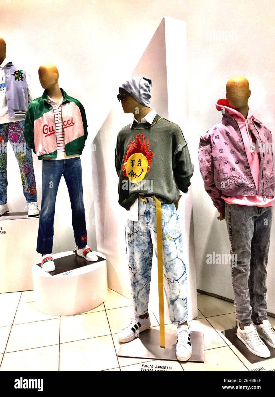 Mens Bekleidung Abteilung in Saks Fifth Avenue Flagship Store in New York City, USA Stockfoto