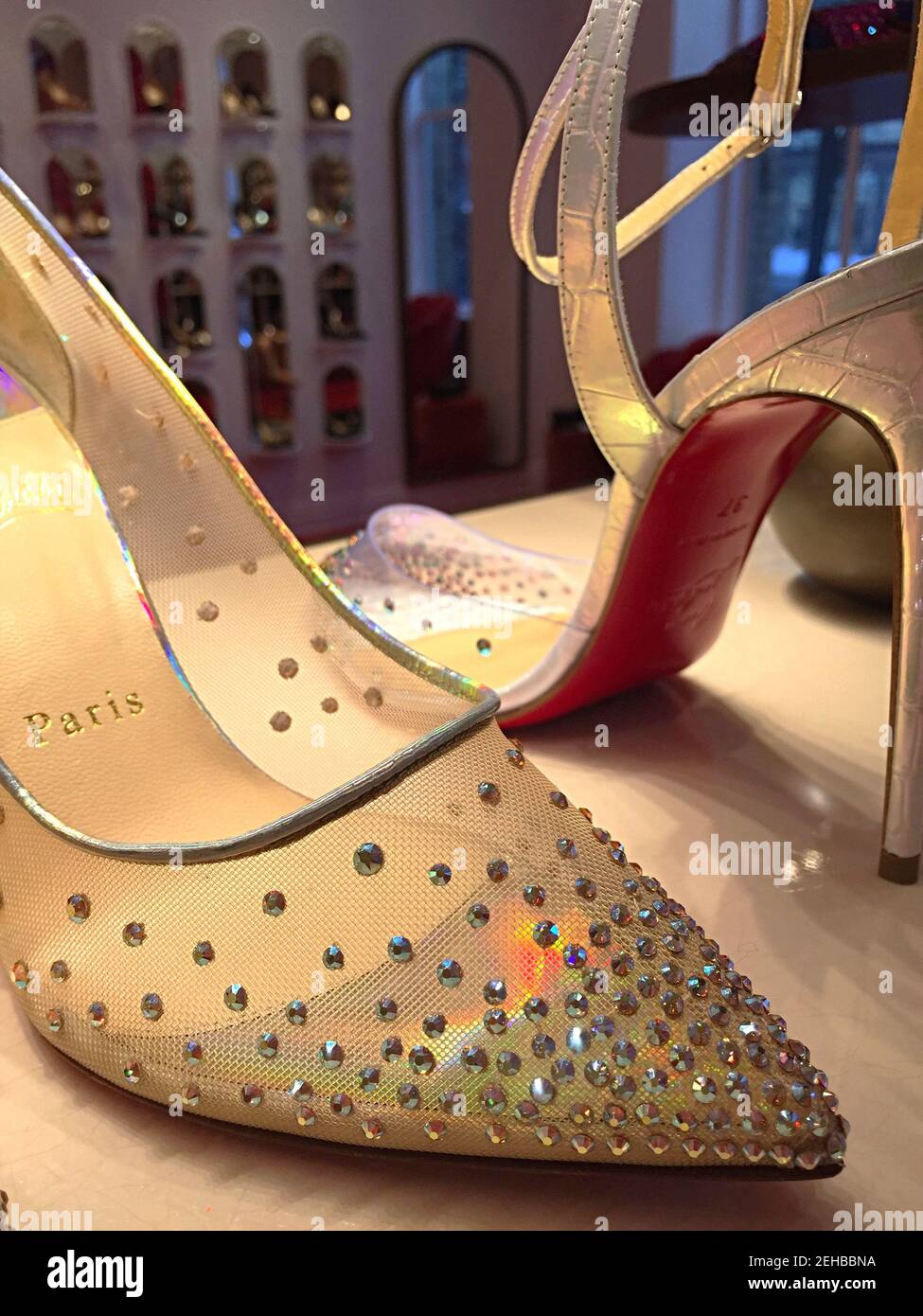 Christian Louboutin Designer Schuhe am Saks Fifth Avenue Flagship Store in  New York City, USA Stockfotografie - Alamy