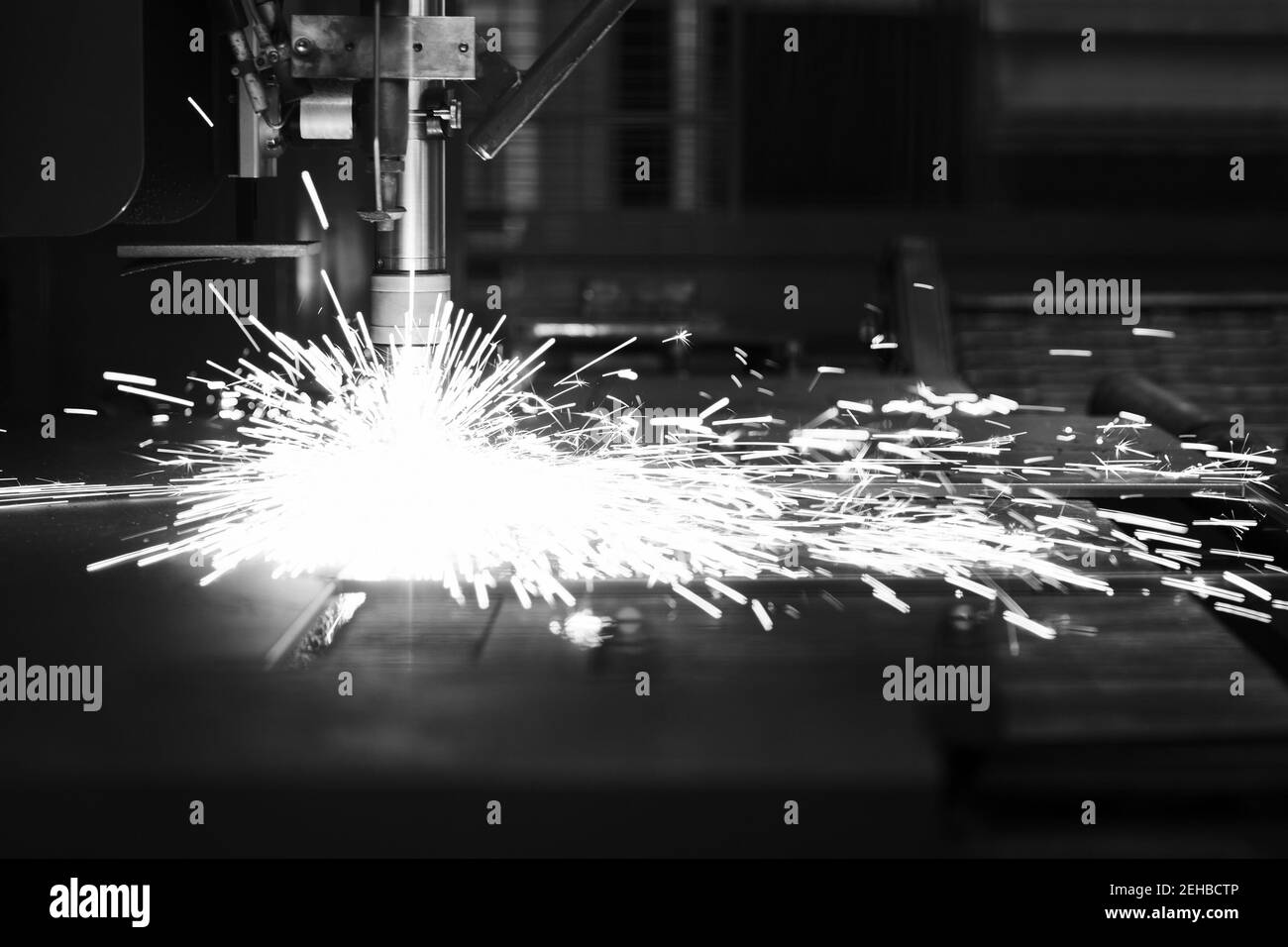 Industrielle cnc-Plasma-Maschine Schneiden von Metallplatte und Profil Stockfoto