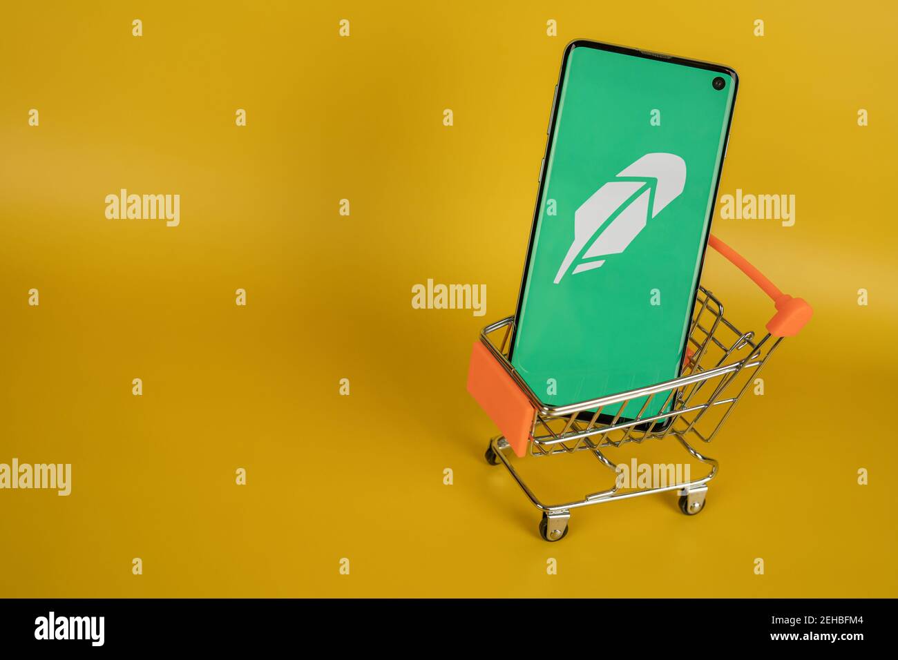 Robinhood App Logo auf Smartphone im Einkaufswagen Stockfoto