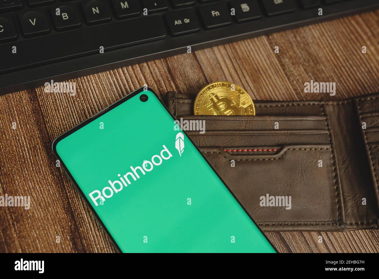 Robinhood App Logo mit Bitcoin in Geldbörse und Tastatur Stockfoto