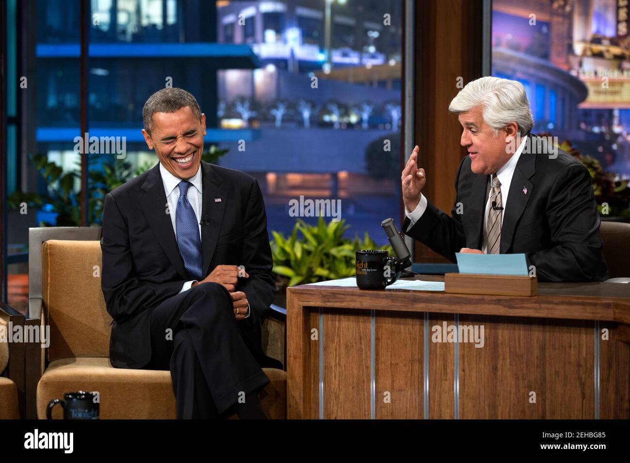 Präsident Barack Obama nimmt an einem Interview mit Jay Leno während einer Aufnahme von "The Tonight Show with Jay Leno" in den NBC Studios in Burbank, Kalifornien, 24. Oktober 2012 Teil. Stockfoto