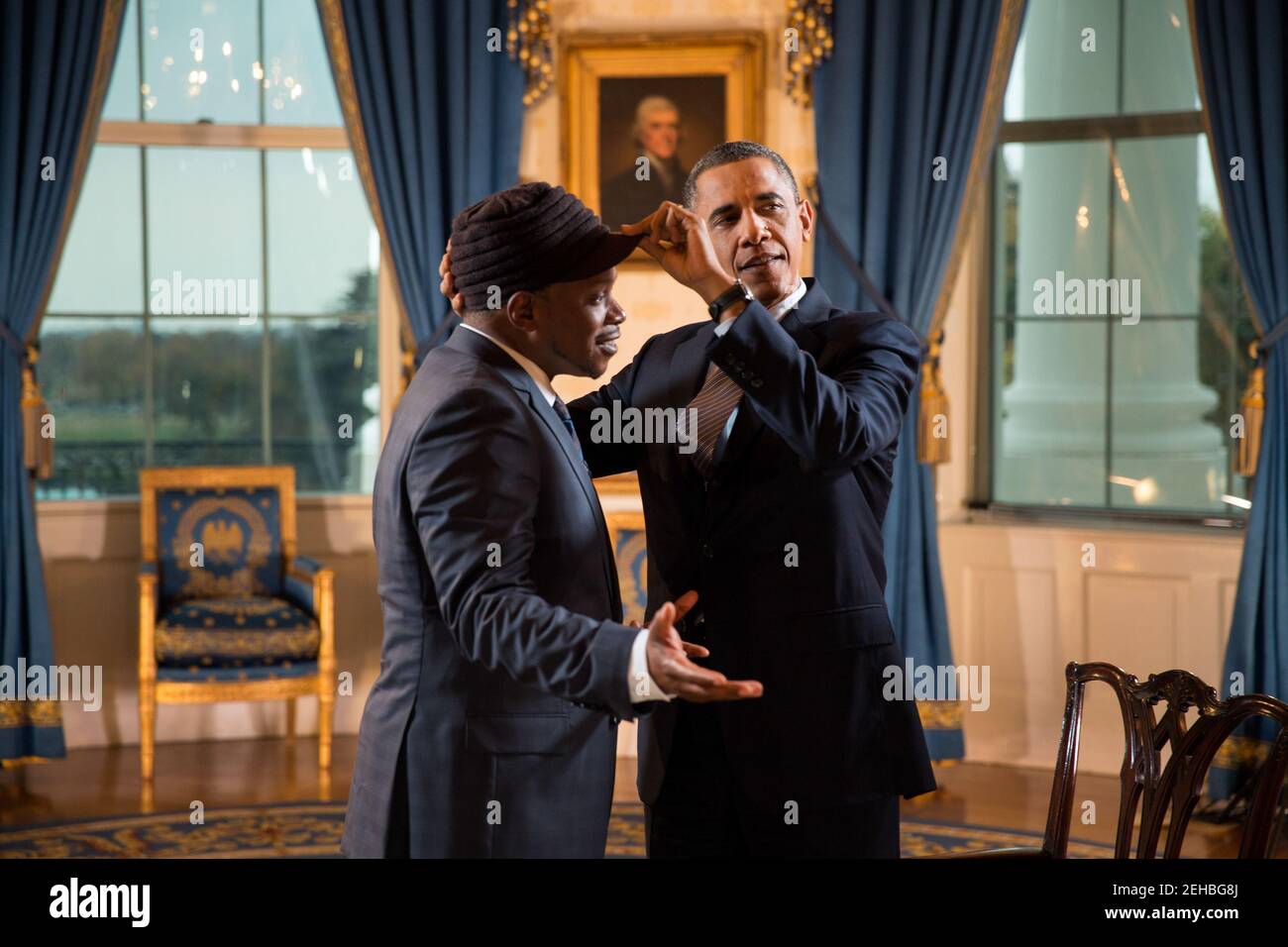 Präsident Barack Obama passt den Hut von Sway Calloway nach einem Interview für ein Live-MTV-Special im Blauen Raum des Weißen Hauses am 26. Oktober 2012 an. Stockfoto