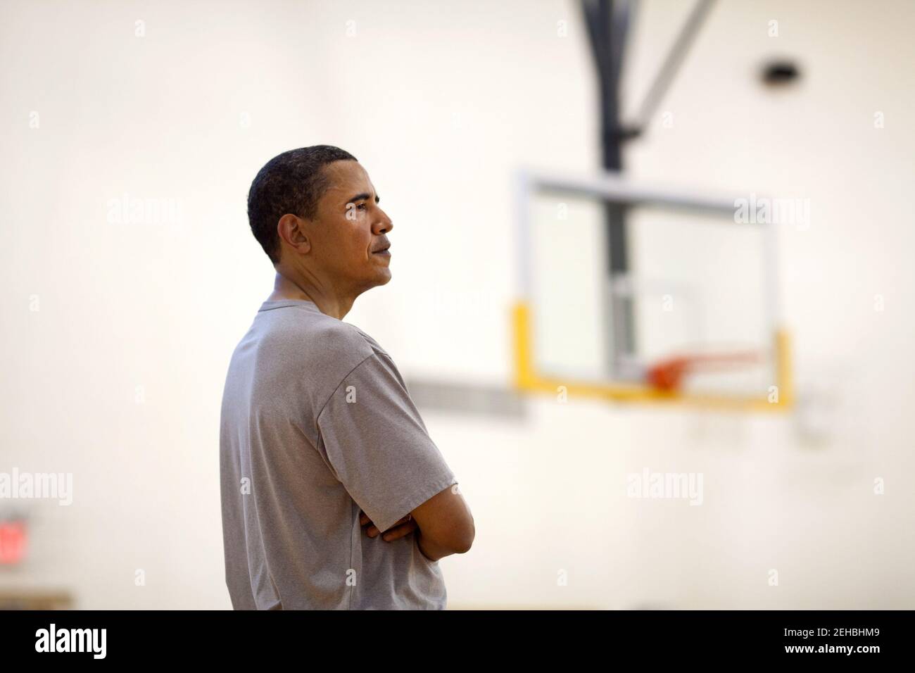 Präsident Barack Obama spielt Basketball in Fort McNair am 9. Mai 2009.  Offiziellen White House Foto von Pete Souza.  Dieses offizielle weiße Haus Foto ist für die Veröffentlichung von Nachrichten-Organisationen und/oder für den persönlichen Gebrauch Druck durch das Subjekt (s) des Fotos zur Verfügung. Das Foto kann nicht manipuliert oder in Materialien, Werbung, Produkte oder Aktionen, die in irgendeiner Weise, Zustimmung oder Billigung des Präsidenten, die erste Familie oder das Weiße Haus vorschlagen verwendet werden. Stockfoto