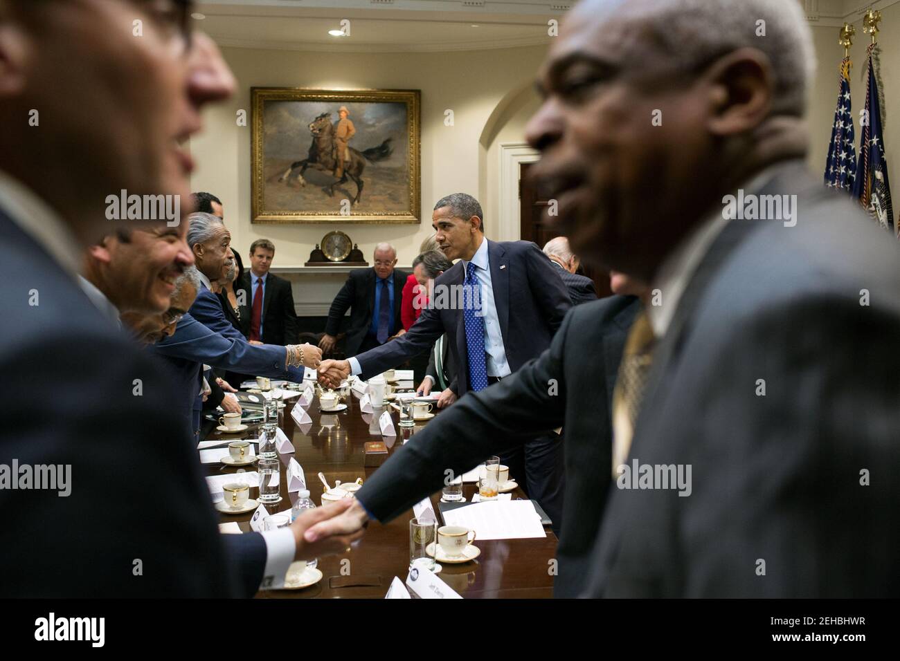 Präsident Barack Obama schüttelt die Hände mit bürgerlichen und Wahlkreisführern, um während einer Sitzung im Roosevelt-Raum des Weißen Hauses, 16. November 2012, zu diskutieren. Stockfoto