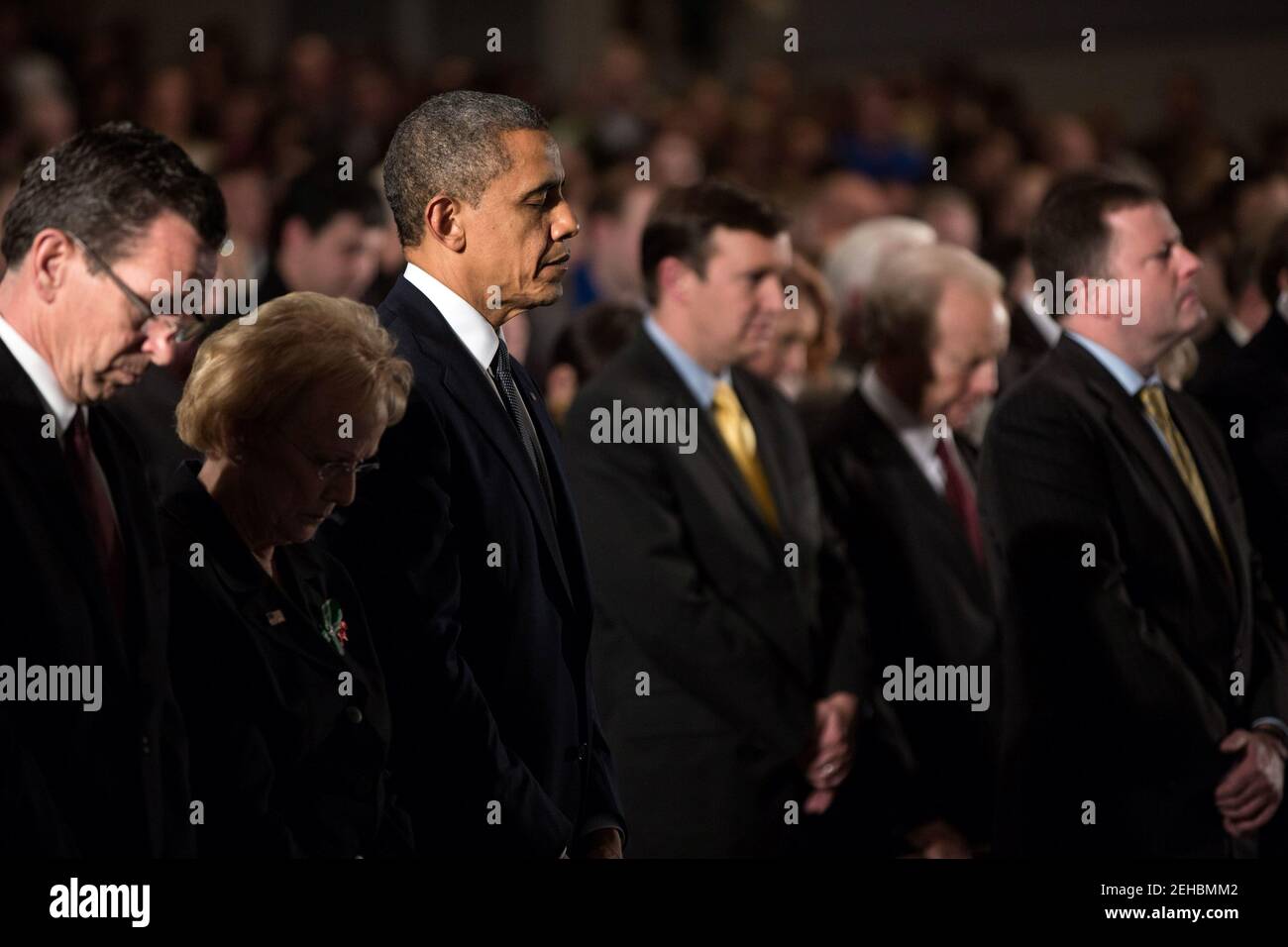 Präsident Barack Obama nimmt an einer interreligiösen Mahnwache von Sandy Hook an der Newtown High School in Newtown, Connecticut, Teil., Sonntag, 16. Dezember 2012. Stockfoto