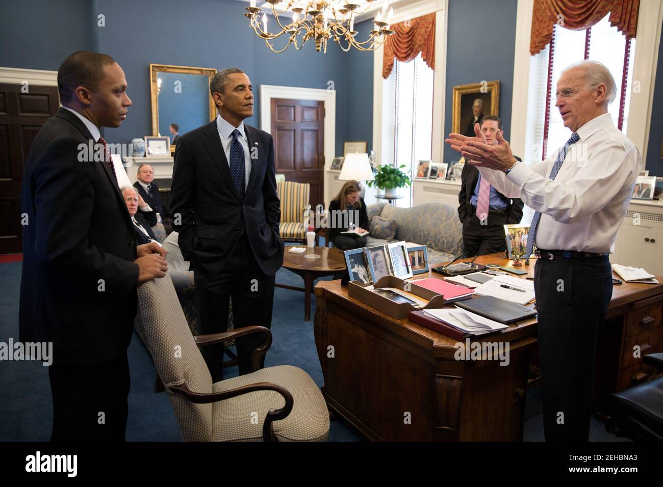 Vizepräsident Joe Biden spricht mit Präsident Barack Obama und Rob Nabors, dem Assistenten des Präsidenten für Gesetzgebungsfragen, während eines Treffens im Westflügel-Büro des Vizepräsidenten am 31. Dezember 2012. Stockfoto