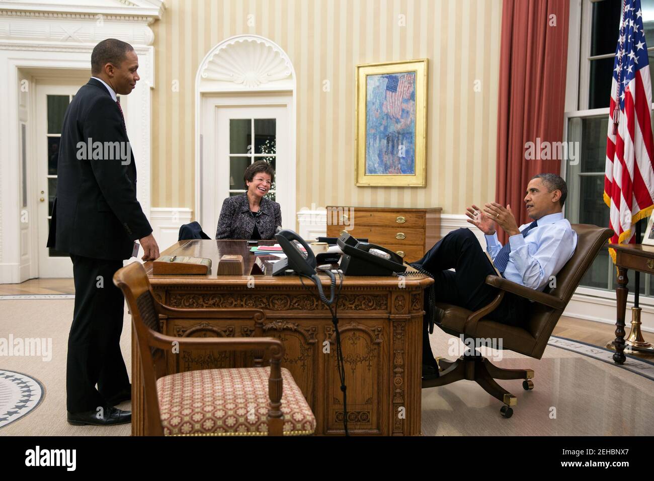 Präsident Barack Obama trifft sich mit Rob Nabors, dem Assistenten des Präsidenten für Gesetzgebungsfragen, und Senior Advisor Valerie Jarrett im Oval Office, 31. Dezember 2012. Stockfoto