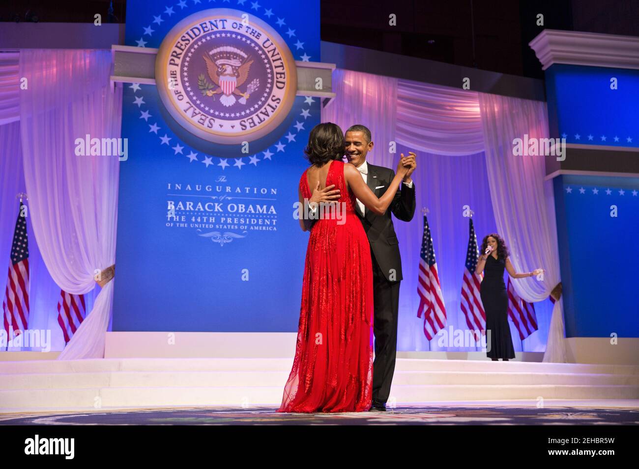 Präsident Barack Obama und First Lady Michelle Obama tanzen beim Commander in Chief Ball im Walter E. Washington Convention Center in Washington, D.C., 21. Januar 2013. Der Präsident und die First Lady tanzten zu 'Let's Stay Together', gespielt von Jennifer Hudson, rechts. Stockfoto