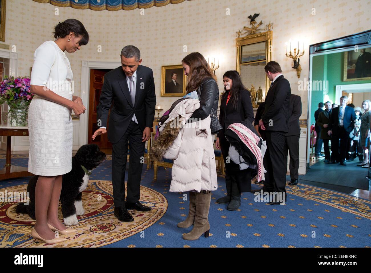 Präsident Barack Obama, First Lady Michelle Obama und Bo, der Hund der Obama-Familie, begrüßen die Besucher bei einer Eröffnungsveranstaltung im Blauen Saal des Weißen Hauses am 22. Januar 2013. Stockfoto