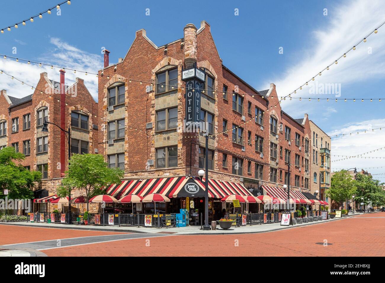Poor Phil's Bar and Grill ist ein beliebtes cajun-Restaurant in der Innenstadt von Oak Park. Ebenfalls zu sehen ist der historische Carleton of Oak Park, erbaut 1928. Stockfoto Poor Phil's Bar and Grill ist ein beliebtes cajun-Restaurant in der Innenstadt von Oak Park. Ebenfalls zu sehen ist der historische Carleton of Oak Park, erbaut 1928. Stockfoto