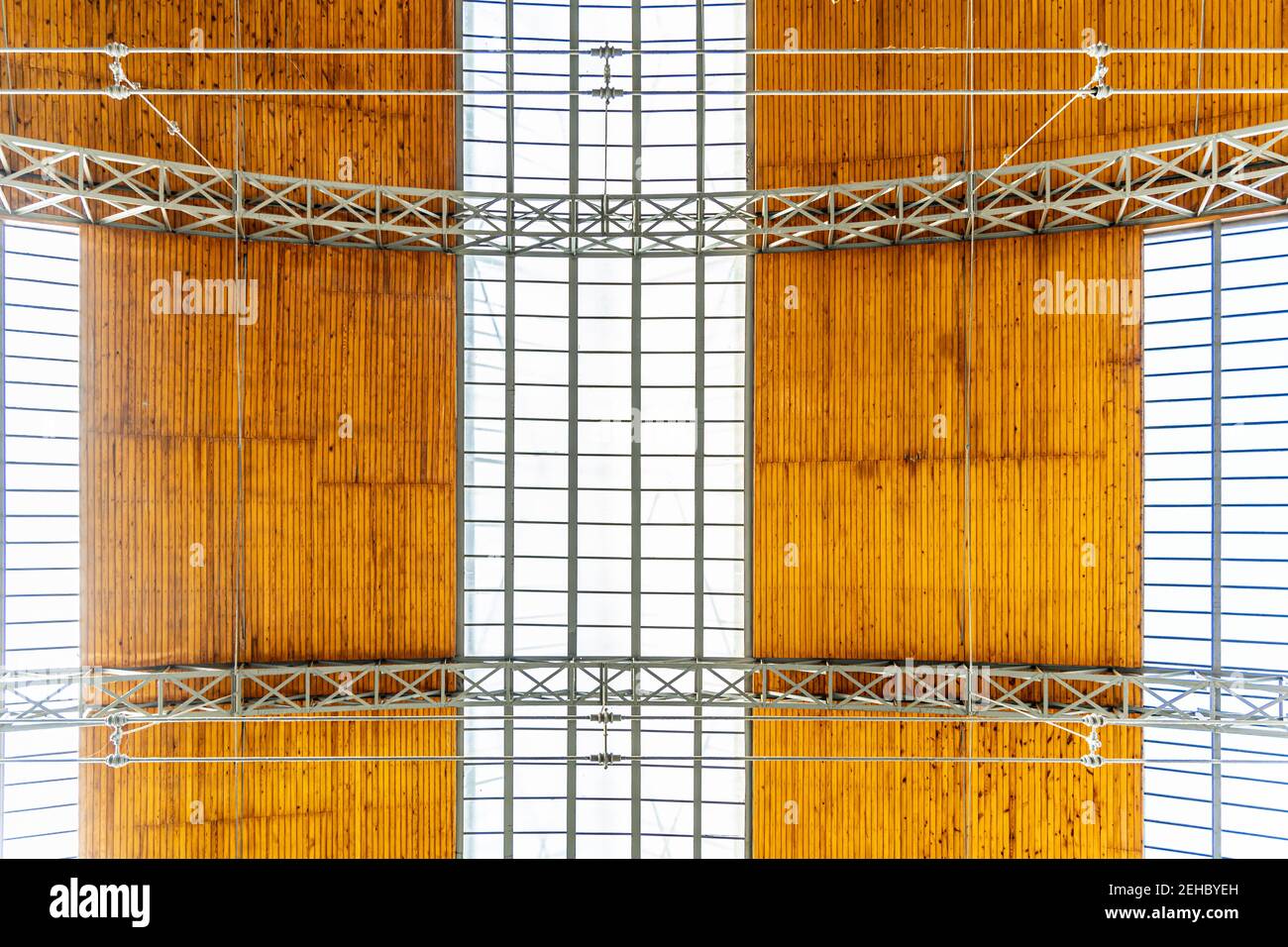 Holz- und Glasdecke des riesigen Hallengebäudes Stockfoto
