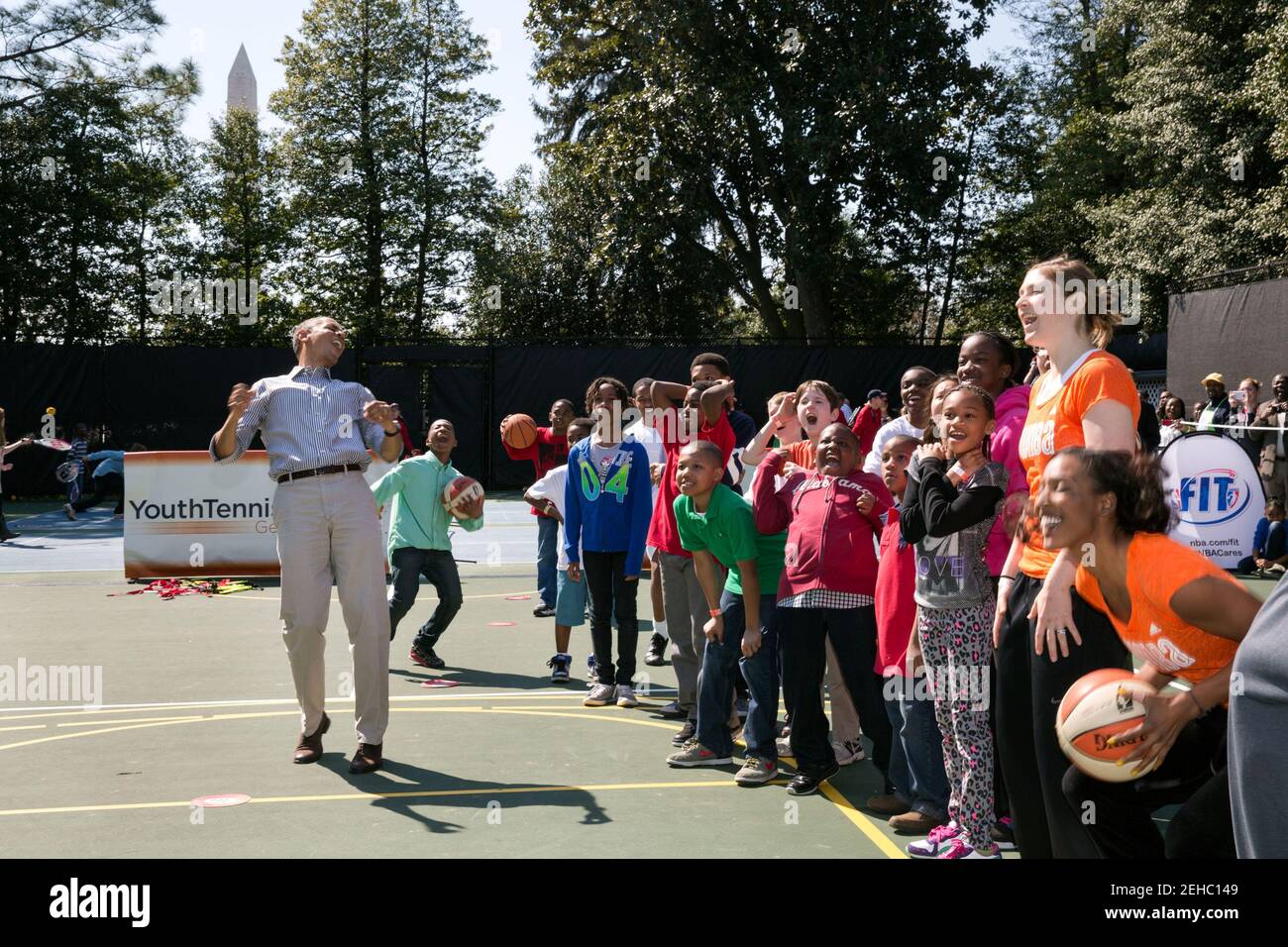 Präsident Barack Obama reagiert auf einen verpassten Schuss auf dem Basketballplatz des Weißen Hauses, 1. April 2013. Der Präsident nahm an einer Klinik mit Kindern und professionellen Basketballspielern als Teil der 2013 White House Easter Egg Roll. Stockfoto