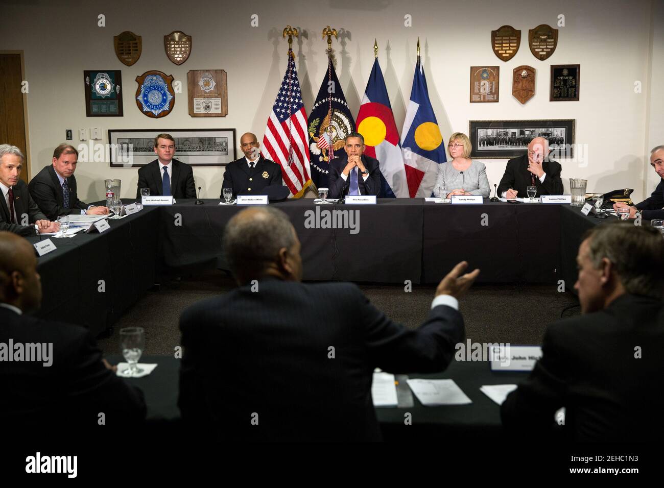Präsident Barack Obama nimmt an einer Diskussionsrunde über Waffengewalt mit lokalen Strafverfolgungsbehörden und Gemeindeführern an der Denver Police Academy in Denver, Colorado, Teil, 3. April 2013. Stockfoto