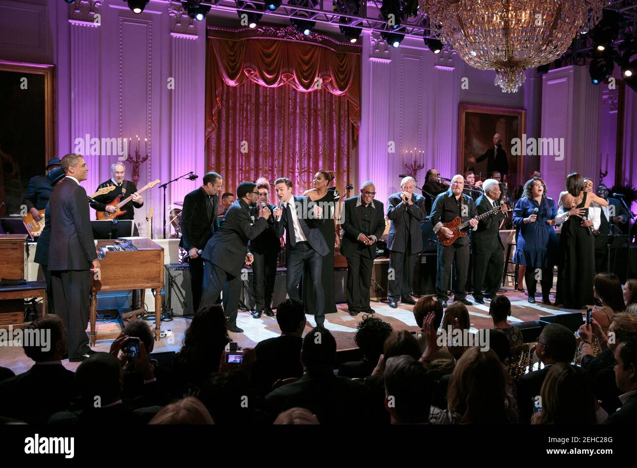 Präsident Barack Obama und First Lady Michelle Obama begleiten Musiker auf der Bühne beim Finale des Konzerts „in Performance at the White House: Memphis Soul“ im East Room des Weißen Hauses, 9. April 2013. Auf dem Programm waren Auftritte von Alabama Shakes, William Bell, Steve Cropper, Eddie Floyd, Ben Harper, Königin Latifah, Cyndi Lauper, Joshua Ledet, Sam Moore, Charlie Musselwhite, Mavis Staples, Justin Timberlake und Booker T. Jones. Stockfoto