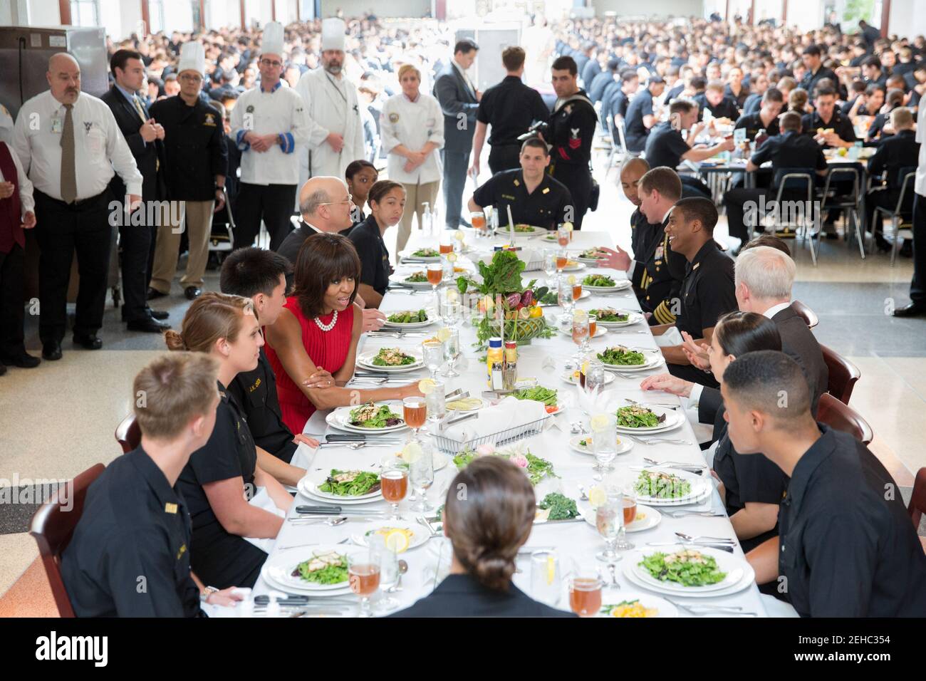 First Lady Michelle Obama hat Mittagessen mit Midshipmen in King Hall an der U.S. Naval Academy in Annapolis, MD., 17. April 2013. Stockfoto