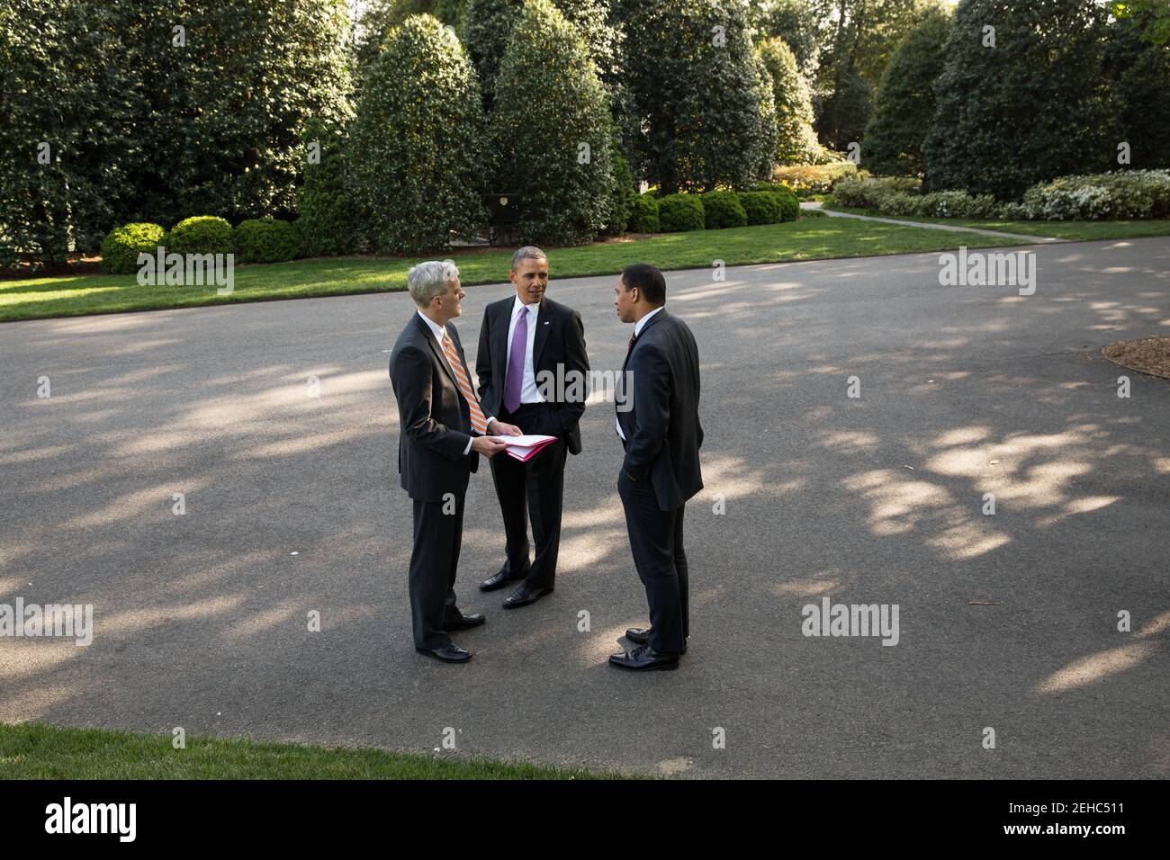 Präsident Barack Obama spricht mit Rob Nabors, dem stellvertretenden Stabschef des Weißen Hauses für Politik, und Stabschef Denis McDonough auf der Zufahrt zum South Lawn des Weißen Hauses, 23. April 2013. Stockfoto