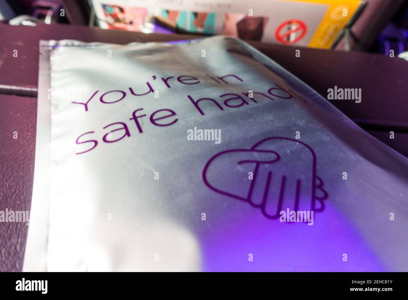 Sicherheitsvorkehrungen gegen Coronavirus während der Flugreise auf Virgin Atlantic Flug Stockfoto