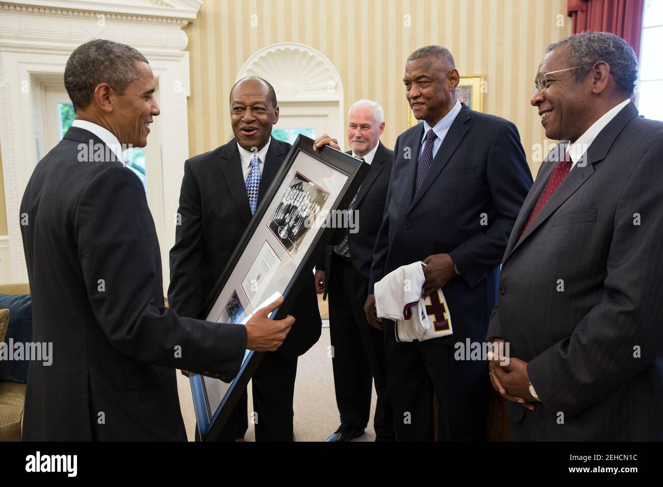 Präsident Barack Obama begrüßt Mitglieder der 1963 Loyola University Chicago Ramblers NCAA Championship Männer Basketballmannschaft im Oval Office, 11. Juli 2013. Stockfoto