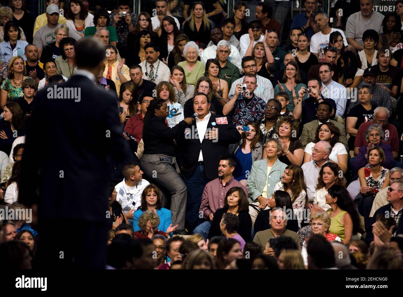 Präsident Barack Obama hört sich die Frage eines Publikumsmitglieds bei einem Rathaustreffen in Rio Rancho, New Mexico, am 14. Mai 2009 an. Stockfoto