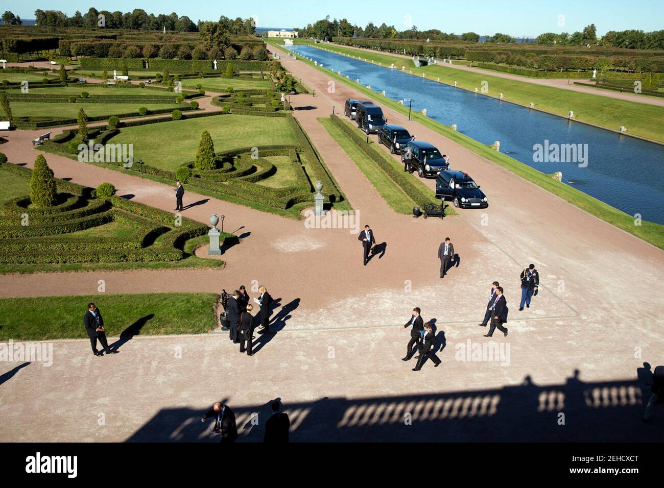6. September 2013 "Ich versuche, den Überblick und die Szenenbildner im Auge zu behalten, während ich diese Präsidentschaft dokumentiere, daher dieses Foto von Delegationsmitgliedern, die während des Gipfels G20 in Sankt Petersburg, Russland, zum bilateralen Pavillon im Konstantinowski-Palast gehen." Stockfoto