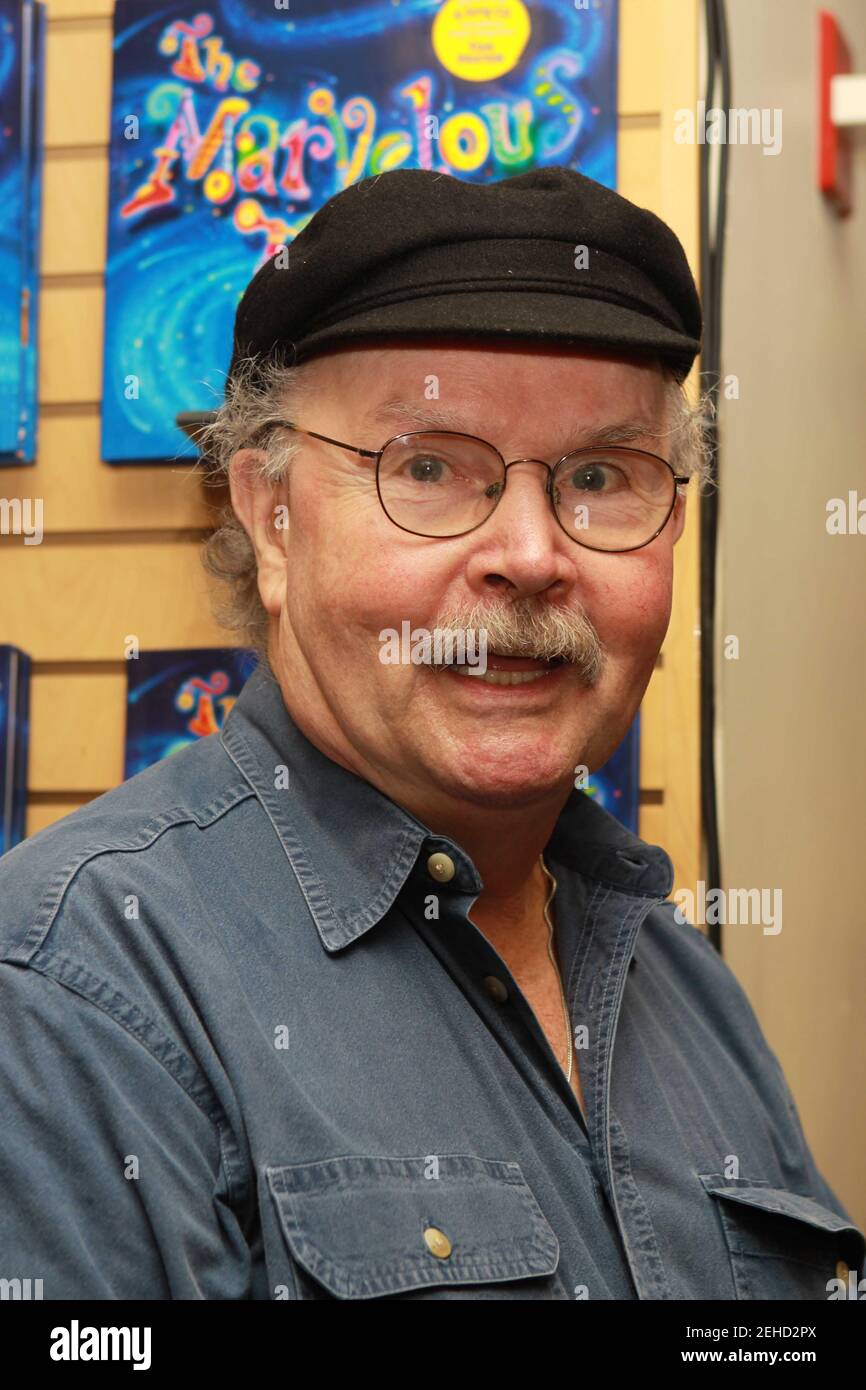 Tom Paxton2285.JPG.New York, NY 9-26-2009.Peter Yarrow, Tom Paxton & Judy Collins.Auftritt bei Borders Books Promotion von Tom Paxtons .neues Buch "The Marvelous Toy" basierend auf seinem Lied, das er vor fast fünfzig Jahren schrieb; Time Warner Center.Foto von Adam ScullPHOTOlink. Stockfoto