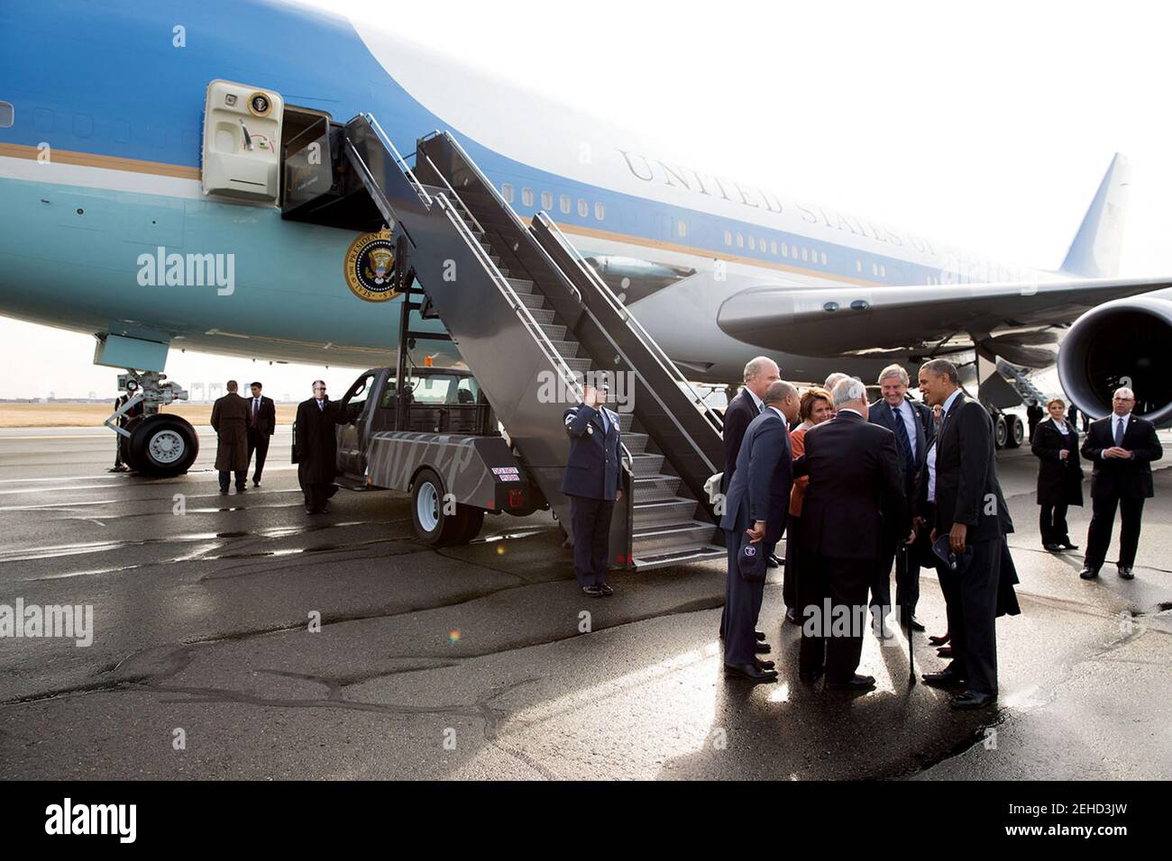 Präsident Barack Obama und Mitglieder des Kongresses werden von der Regierung getroffen. Deval Patrick und Boston Bürgermeister Thomas Menino bei der Ankunft am Logan International Airport in Boston, Massachusetts, 30. Oktober 2013. Stockfoto